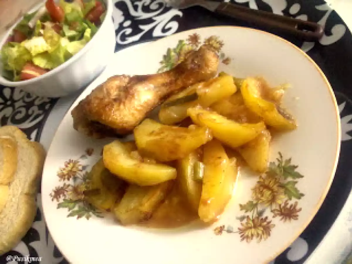 Friptura de pui cu cartofi si usturoi in sos de rosii