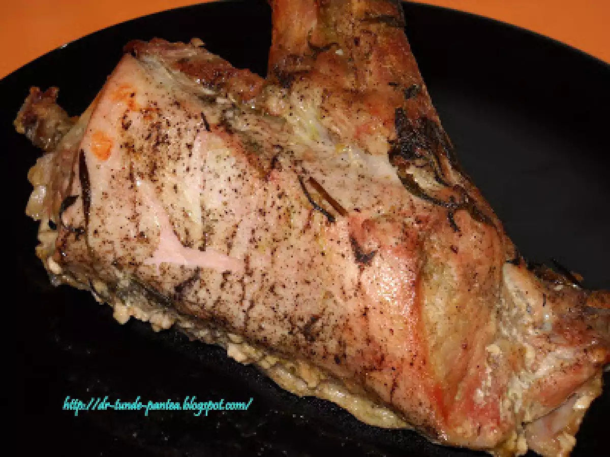 Friptura de purcel cu cartofi la cuptor si sos de ciuperci - poza 2