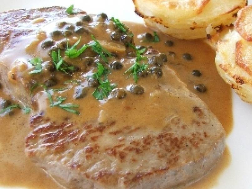 Friptura de vita cu sos de boabe de piper (Peppercorn steak)