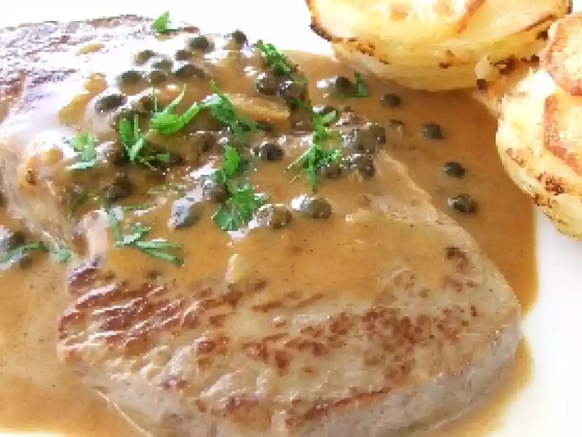 Friptura de vita cu sos de boabe de piper (Peppercorn steak)