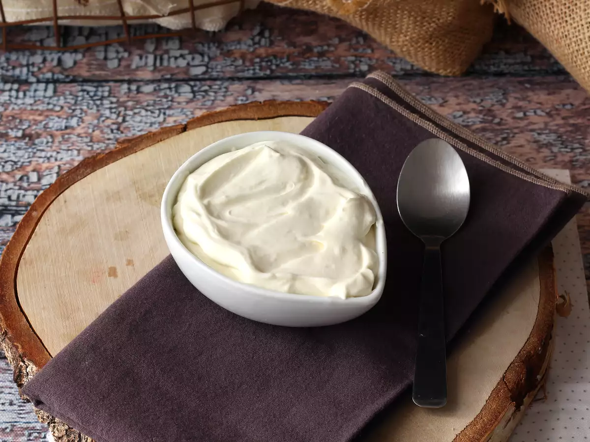 Frișca cu vanilie, toppingul perfect pentru prăjiturile tale în straturi! - poza 2