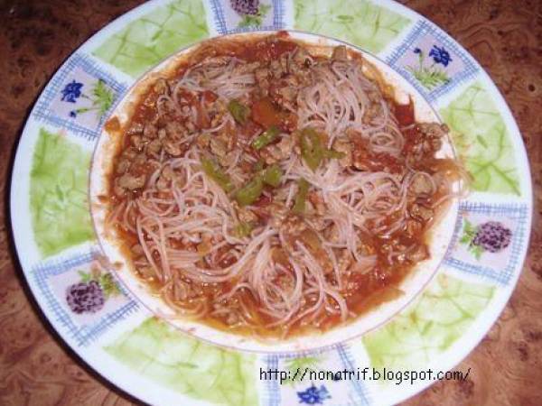 Furnici in copac (spaghete din orez cu carne tocata de vita)