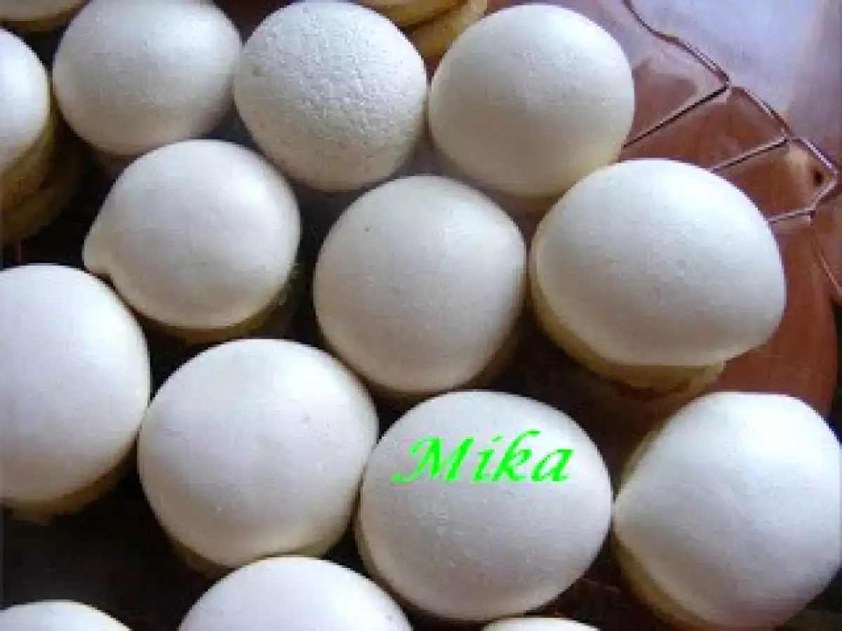 Fursecuri cu caise si bezea