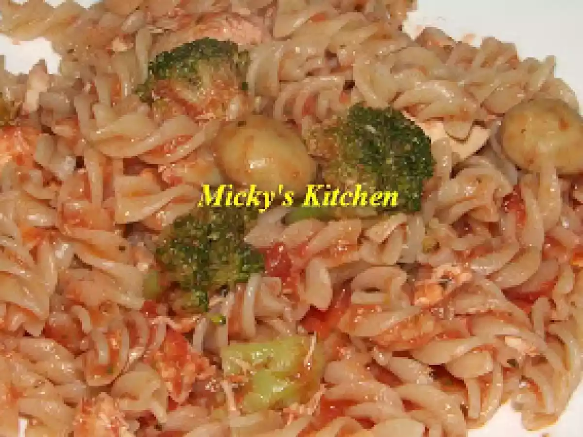 Fusilli cu pui, broccoli si ciuperci