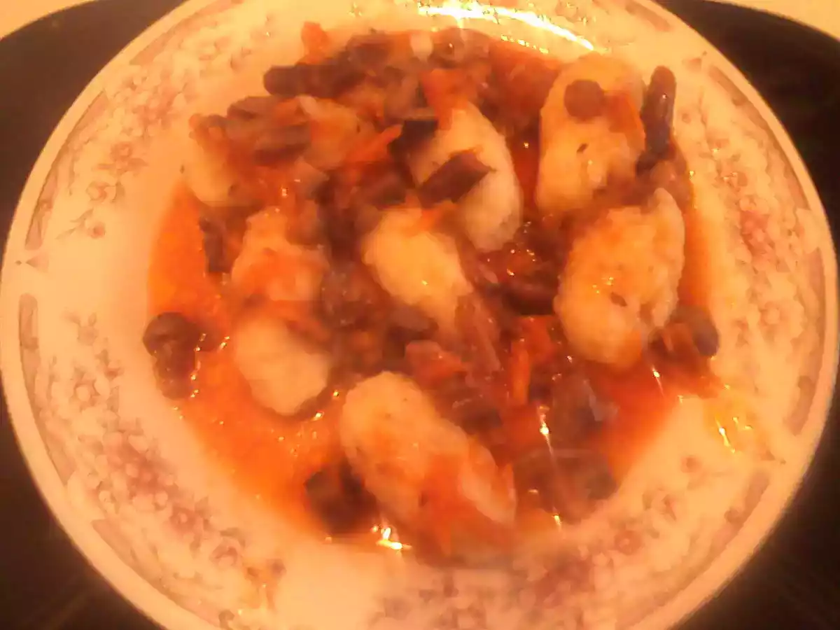 Galuste de cartofi cu sos de rosii si ciuperci