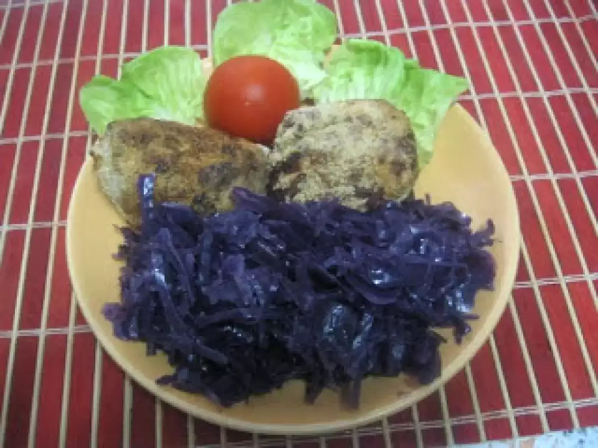 Galuste de cartofi umplute cu branza, cu garnitura de varza rosie