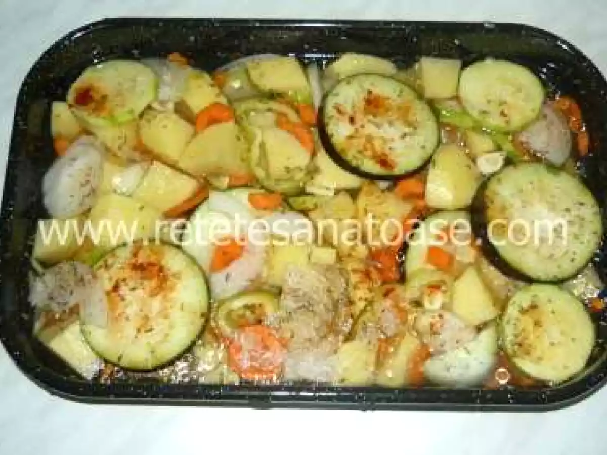 Ghiveci cu legume, orez si carne la cuptor