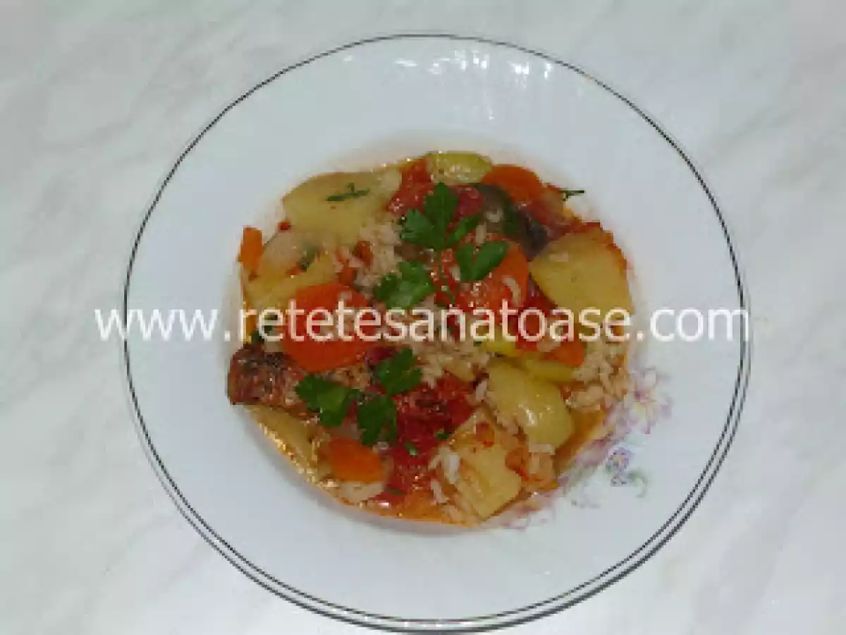 Ghiveci cu legume, orez si carne la cuptor