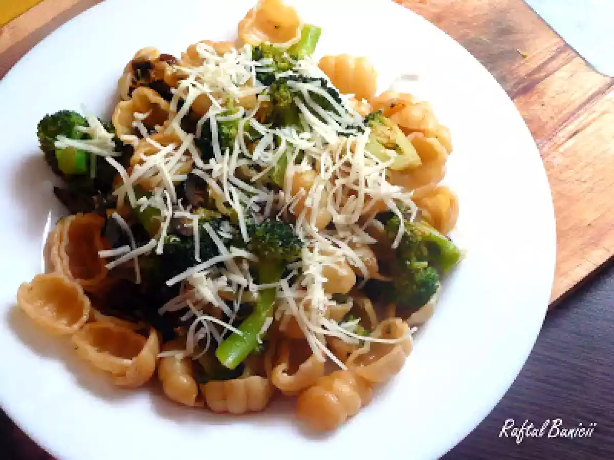 Gnocchi cu broccoli, masline si stafide