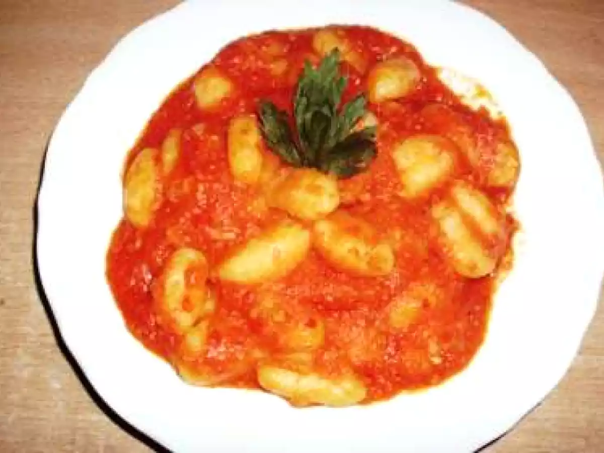 GNOCCHI CU SOS DE ROSII.