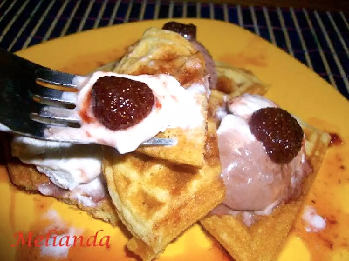 Gofre sau waffles cu inghetata si dulceata de capsuni
