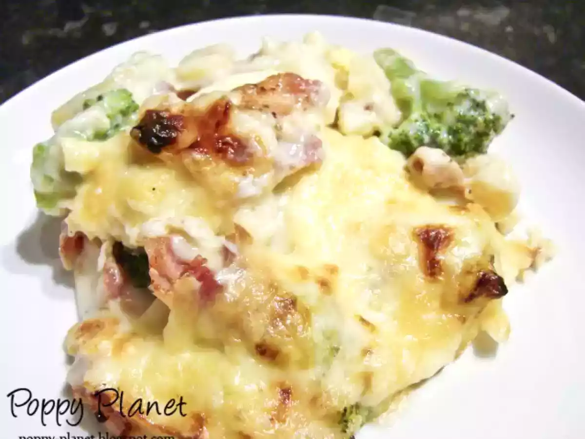 Gratin cu bacon, cartofi, ou si broccoli