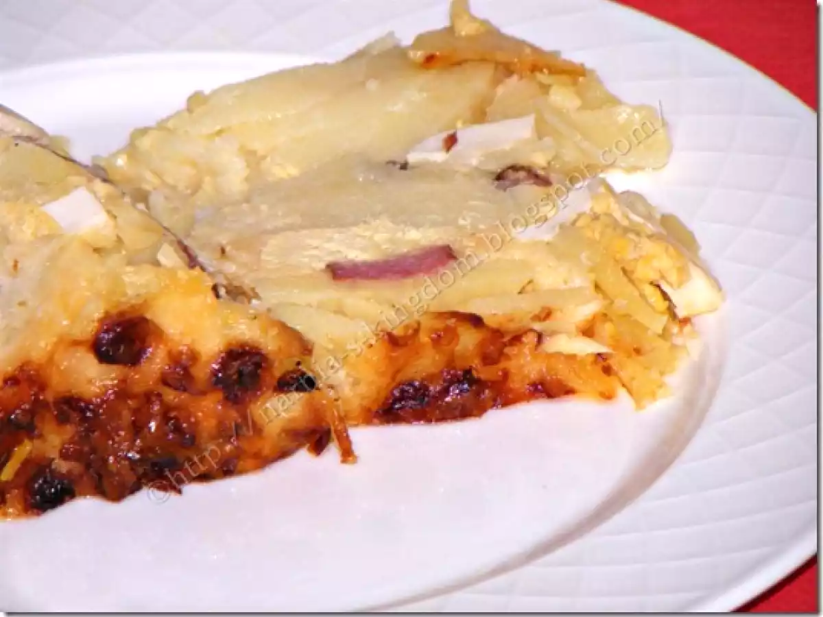 Gratin de cartofi cu oua si carnati