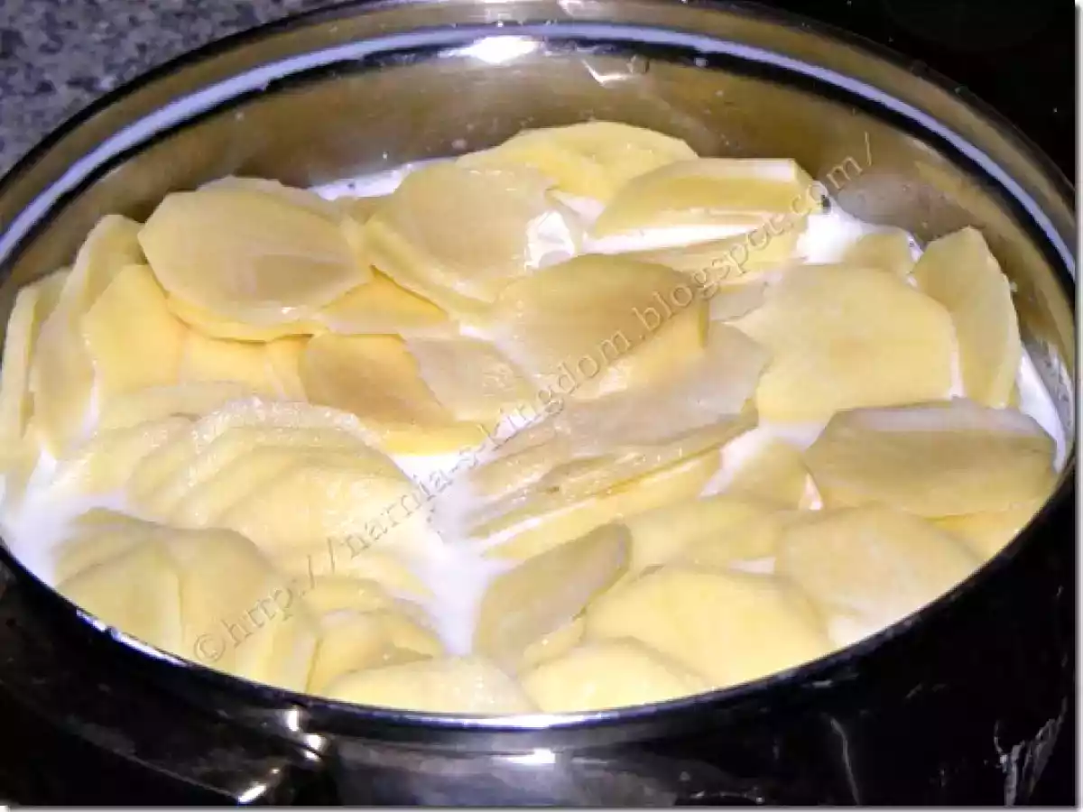 Gratin de cartofi cu oua si carnati - poza 2