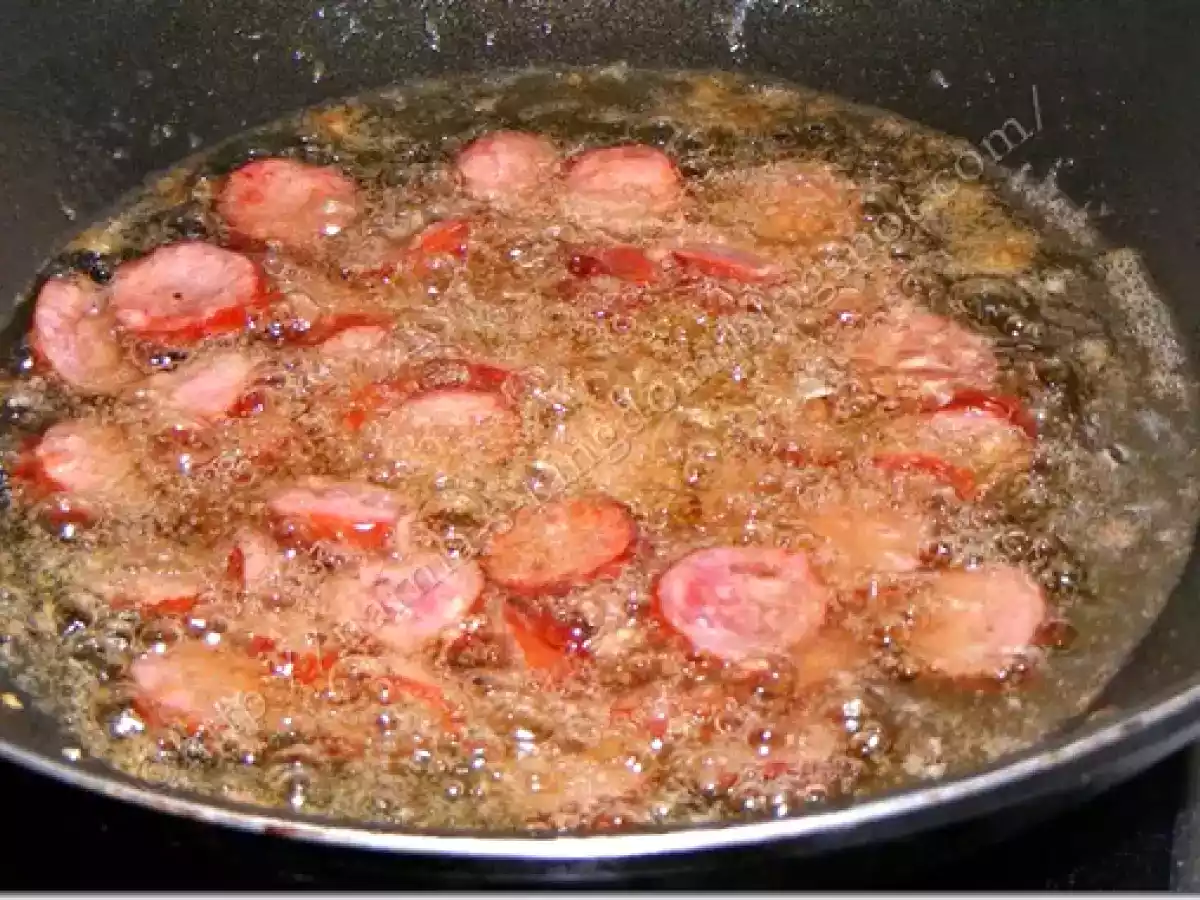 Gratin de cartofi cu oua si carnati - poza 3