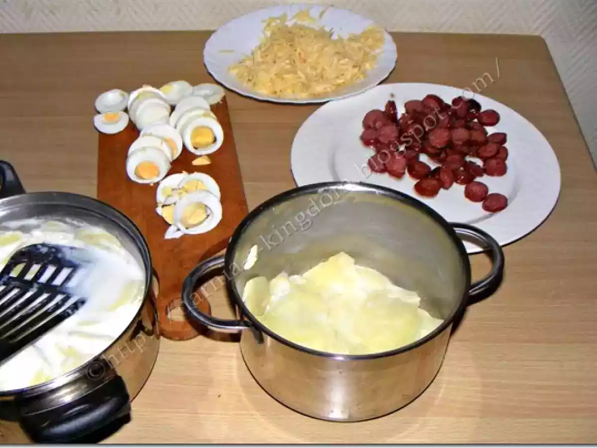 Gratin de cartofi cu oua si carnati - poza 4