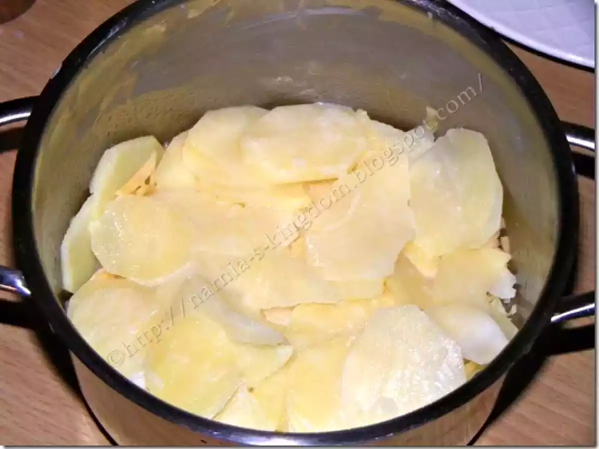 Gratin de cartofi cu oua si carnati - poza 5