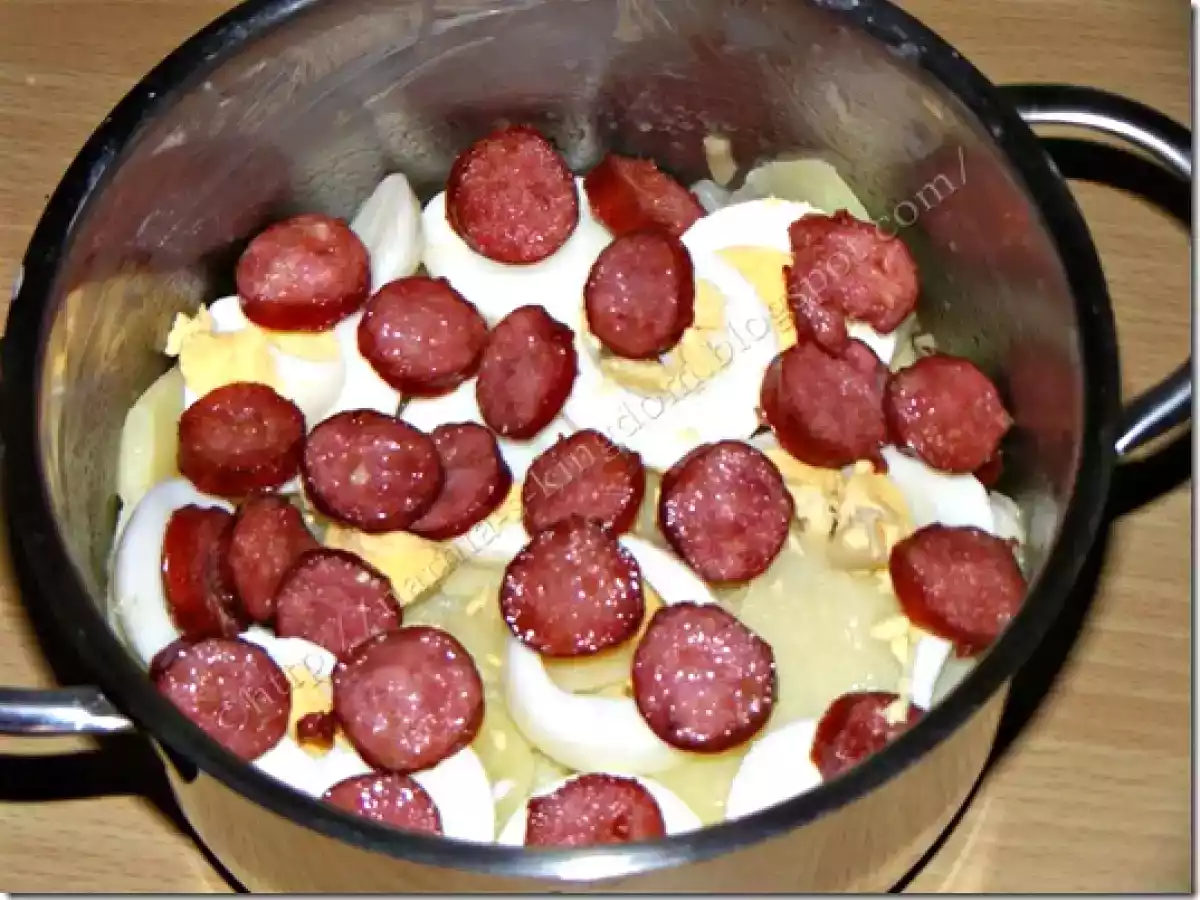 Gratin de cartofi cu oua si carnati - poza 6