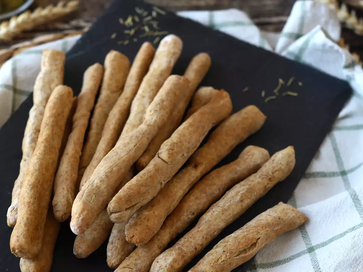 Grisine de casă cu plante aromatice: ușor de făcut și super crocante! - poza 2