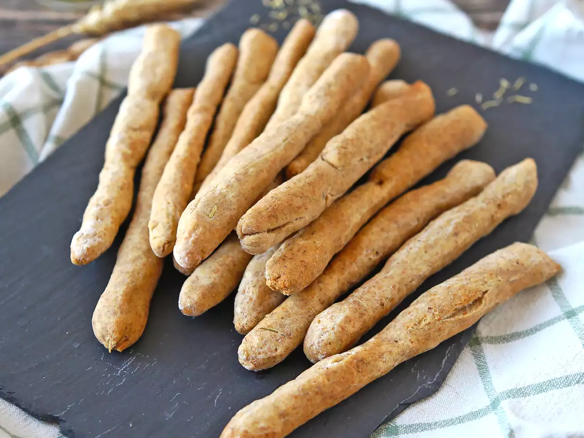 Grisine de casă cu plante aromatice: ușor de făcut și super crocante! - poza 5