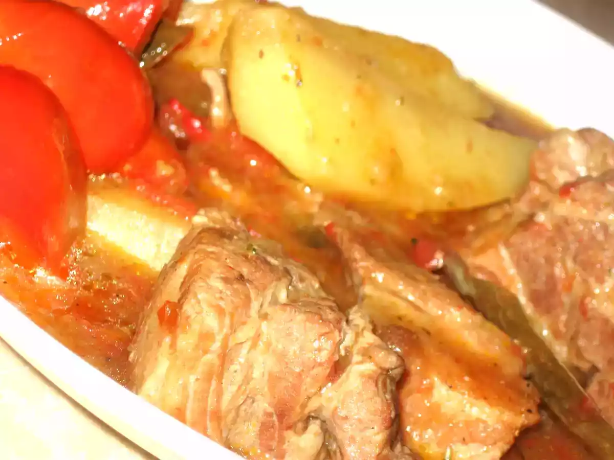 Gulas cu carne de porc