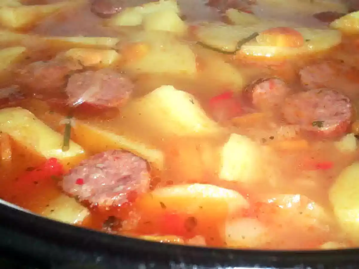 Gulas de cartofi cu carnati