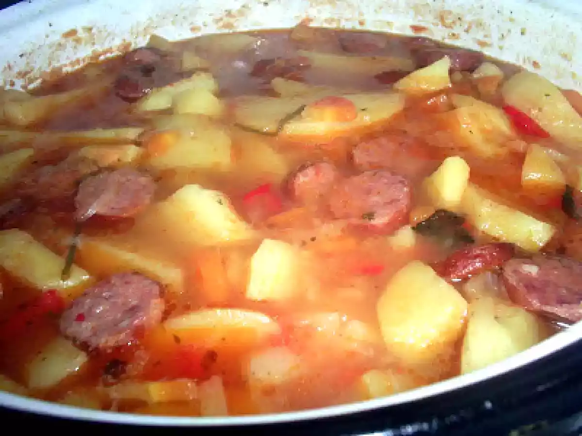 Gulas de cartofi cu carnati - poza 2