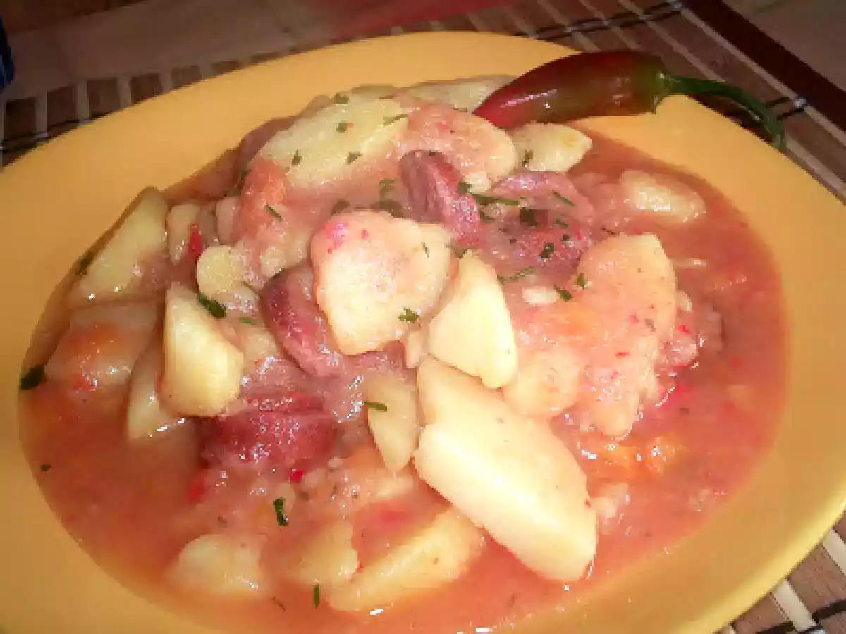 Gulas de cartofi cu carnati - poza 3