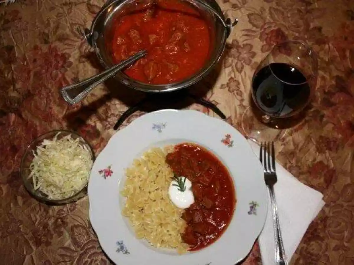 Gulas din carne de vita