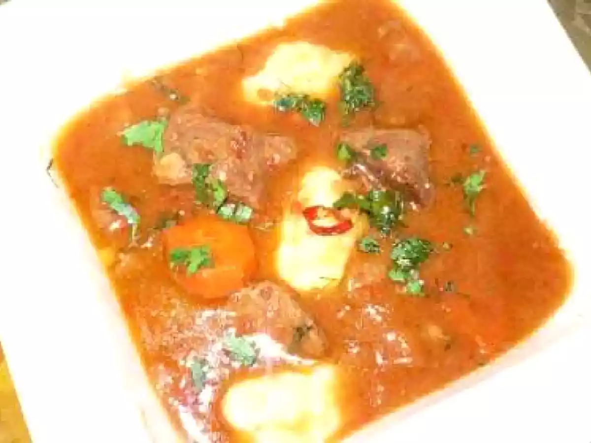 gulas in varianta olteneasca cu gnochi din cartofi