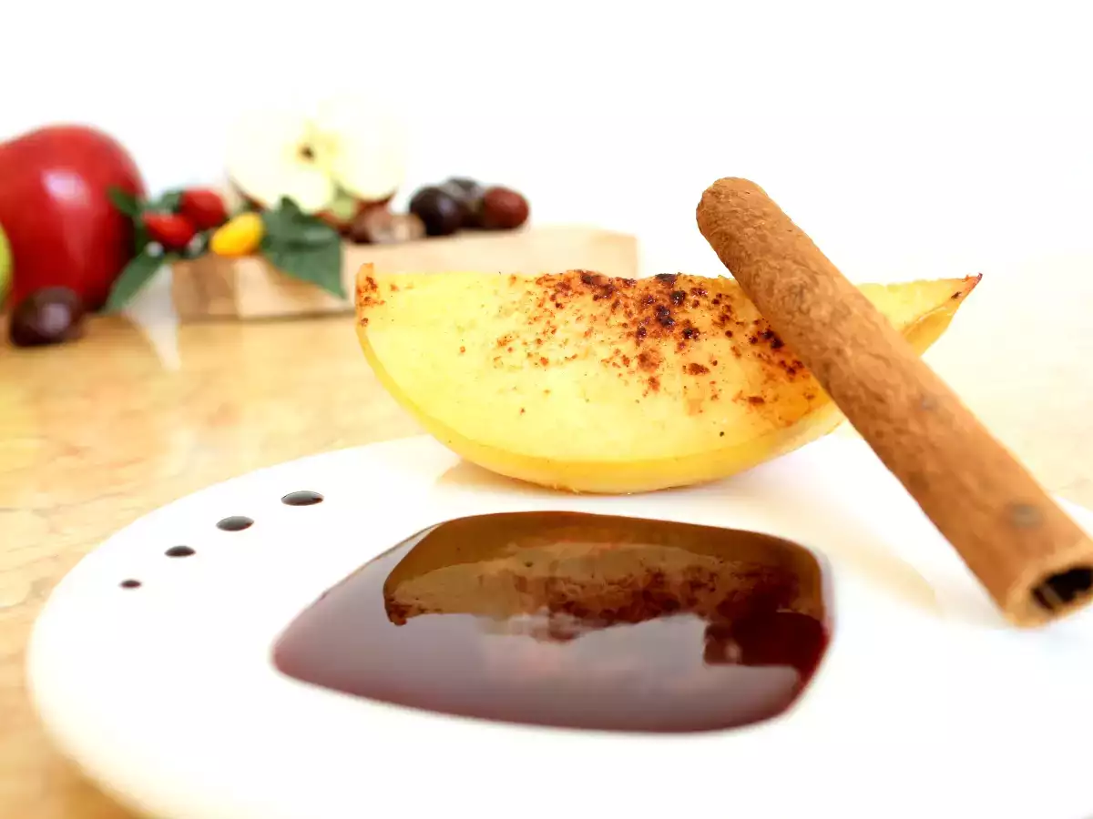 Gutui coapte cu sirop de vin roșu