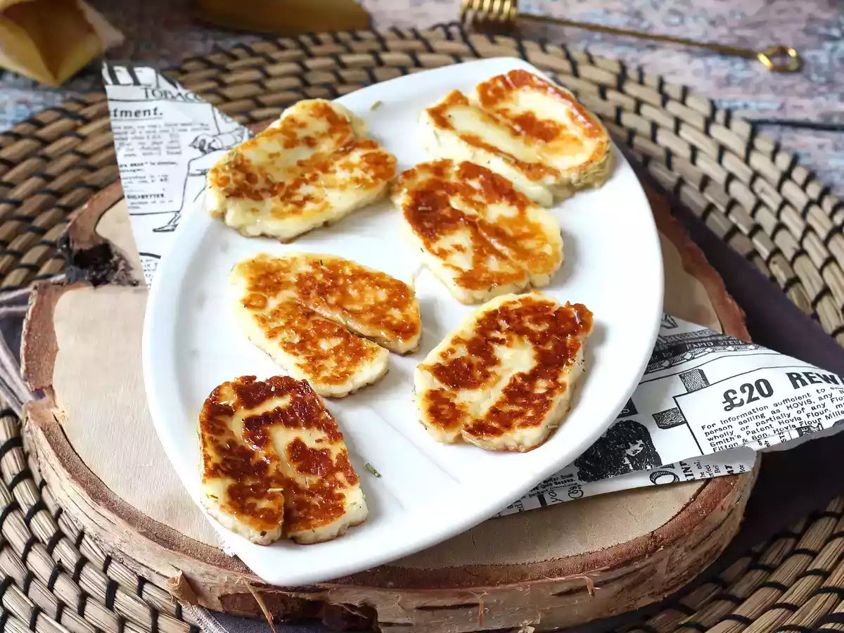 Halloumi prăjită la tigaie - cu miere și rozmarin - poza 3