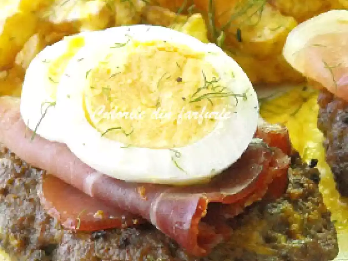 Hamburger, cartofi prajiti si sos de mustar