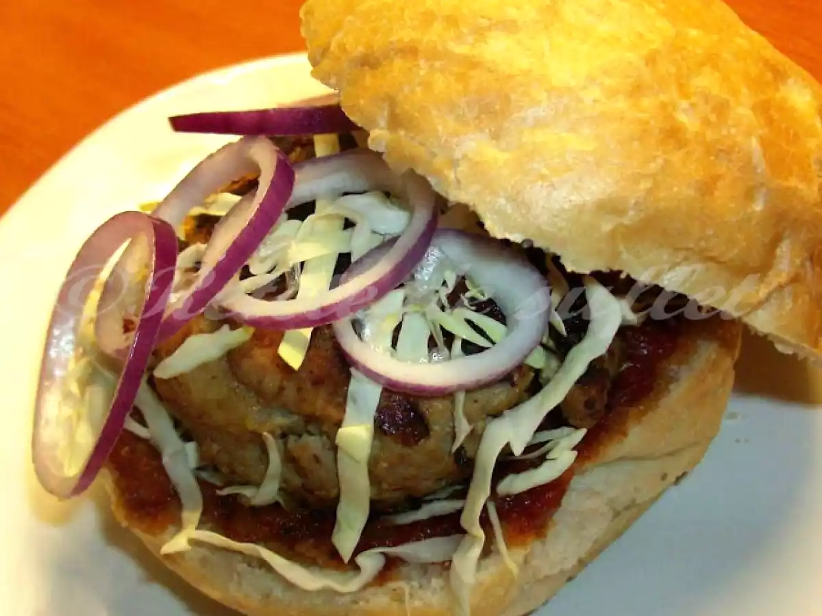 Hamburger facut in casa (Homemade hamburger)