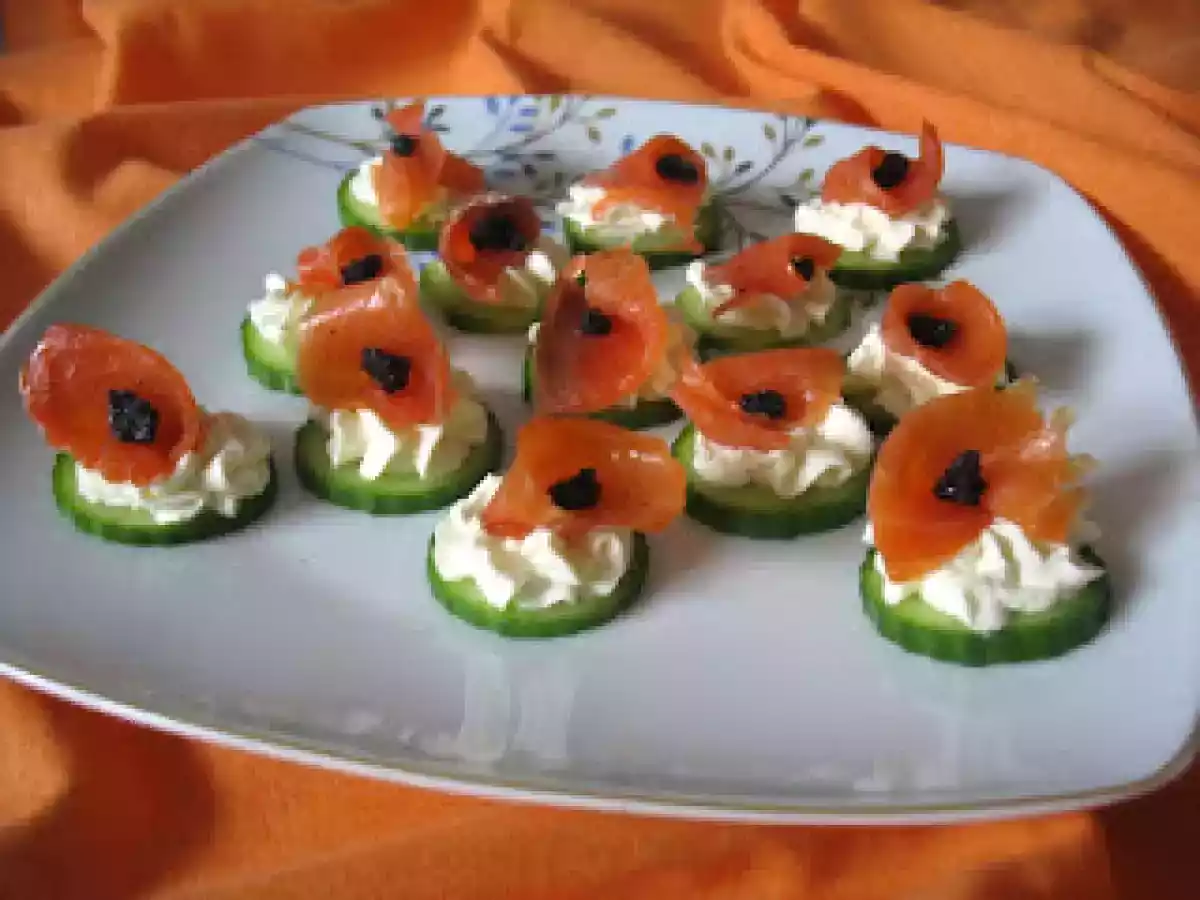 HORS D`OUVRE - castravete, crema de branza, somon si caviar - poza 2