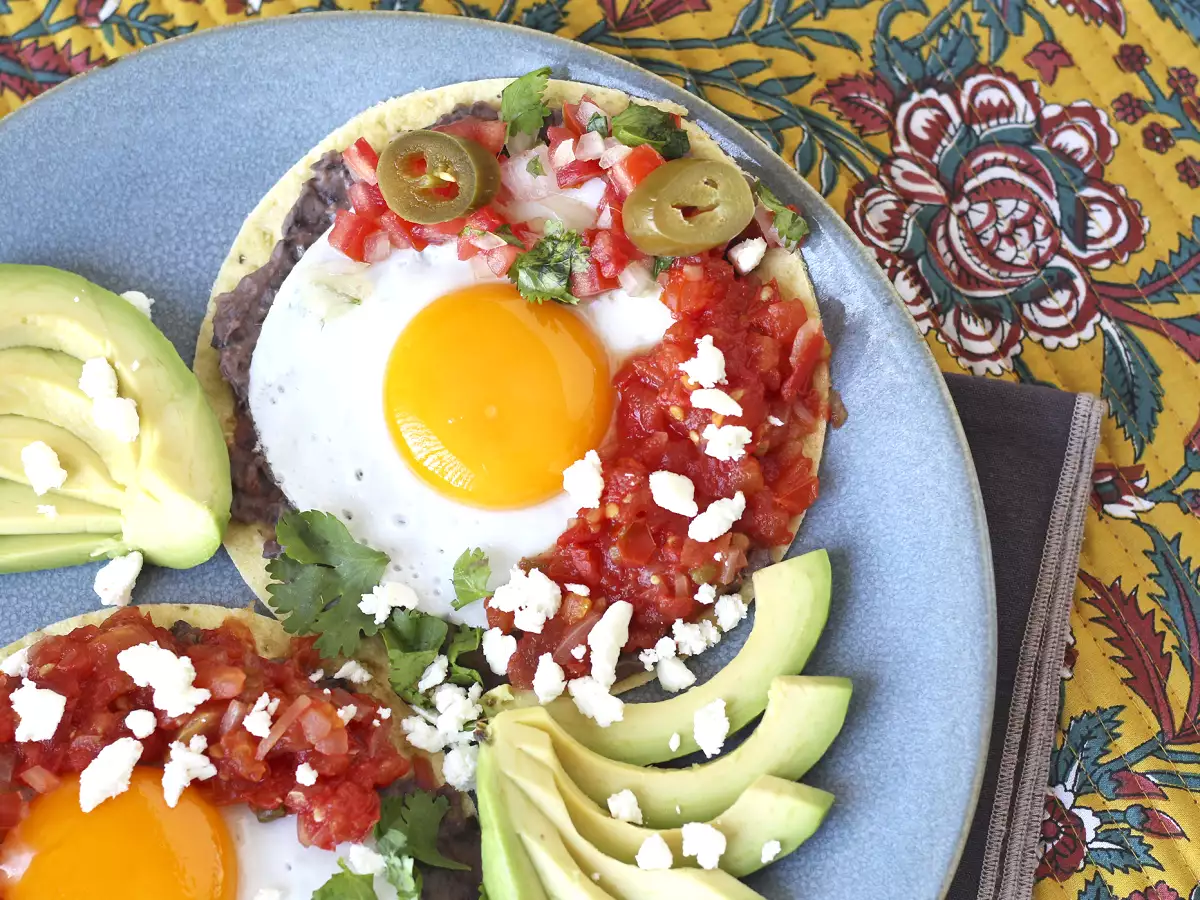 Huevos rancheros: rețeta mexicană iconică și gustoasă