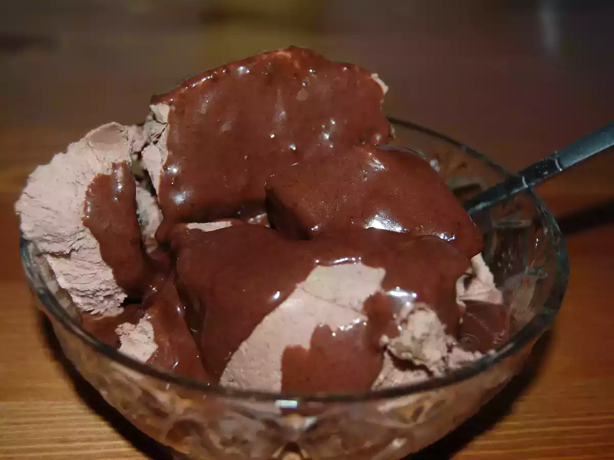 Inghetata cu cacao si sos de ciocolata