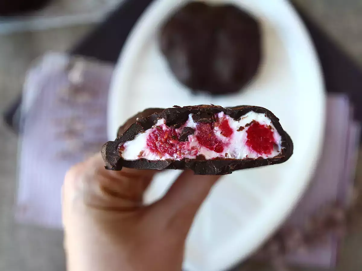 Înghețată cu skyr, zmeură și ciocolată. Gustarea sănătoasă pentru zilele însorite! - poza 2