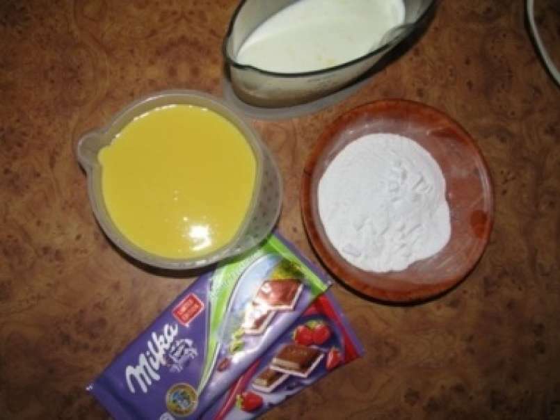 Inghetata de ciocolata cu crema de iaurt si fructe - poza 2
