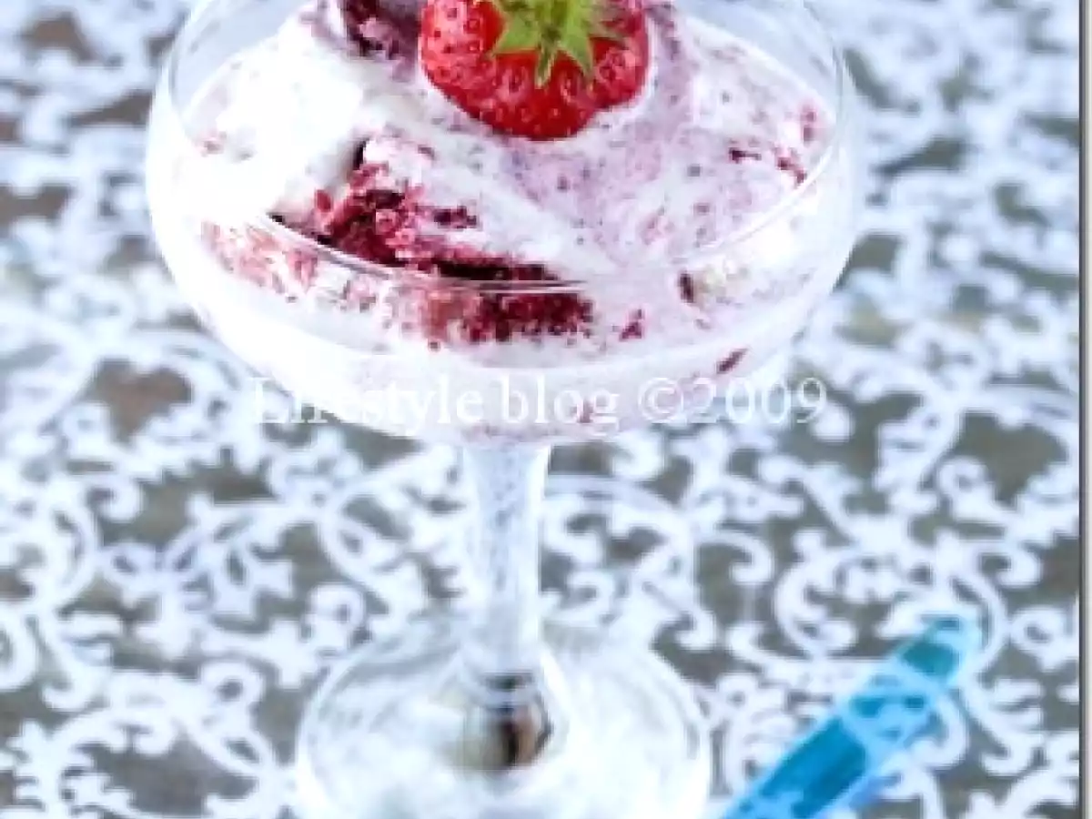 Inghetata de fructe de padure cu ciocolata alba