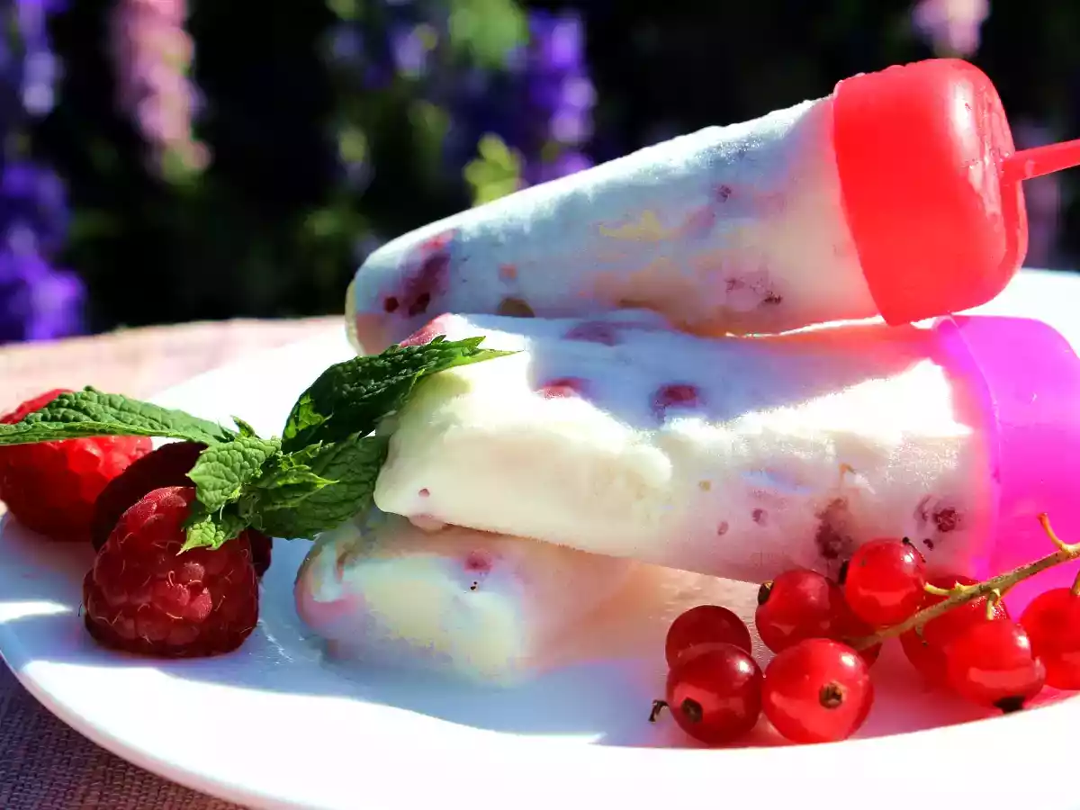 Inghetata din iaurt, miere si fructe (Reteta video)