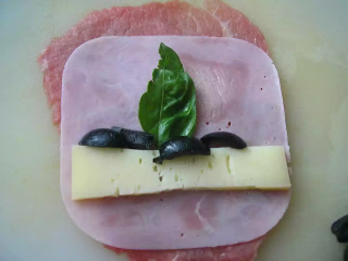 Involtini con prosciutto e formaggio( Rulouri cu sunca si branza)
