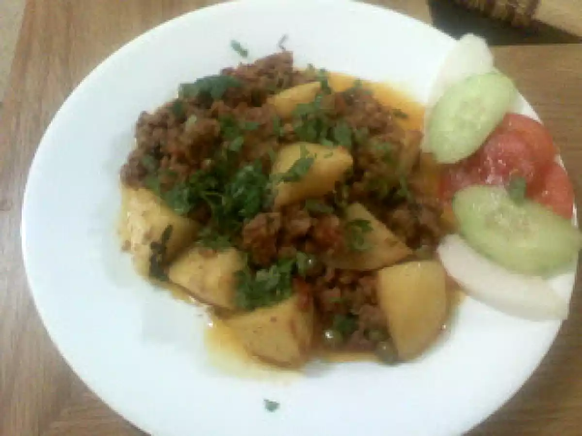 Keema (mancare din carne tocata cu cartofi si mazare)