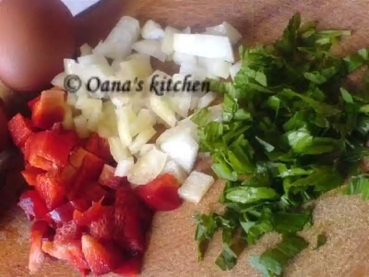 LA MICUL DEJUN AVEM ASTAZI OMLETA CU ARDEI SI LEUSTEAN - poza 2