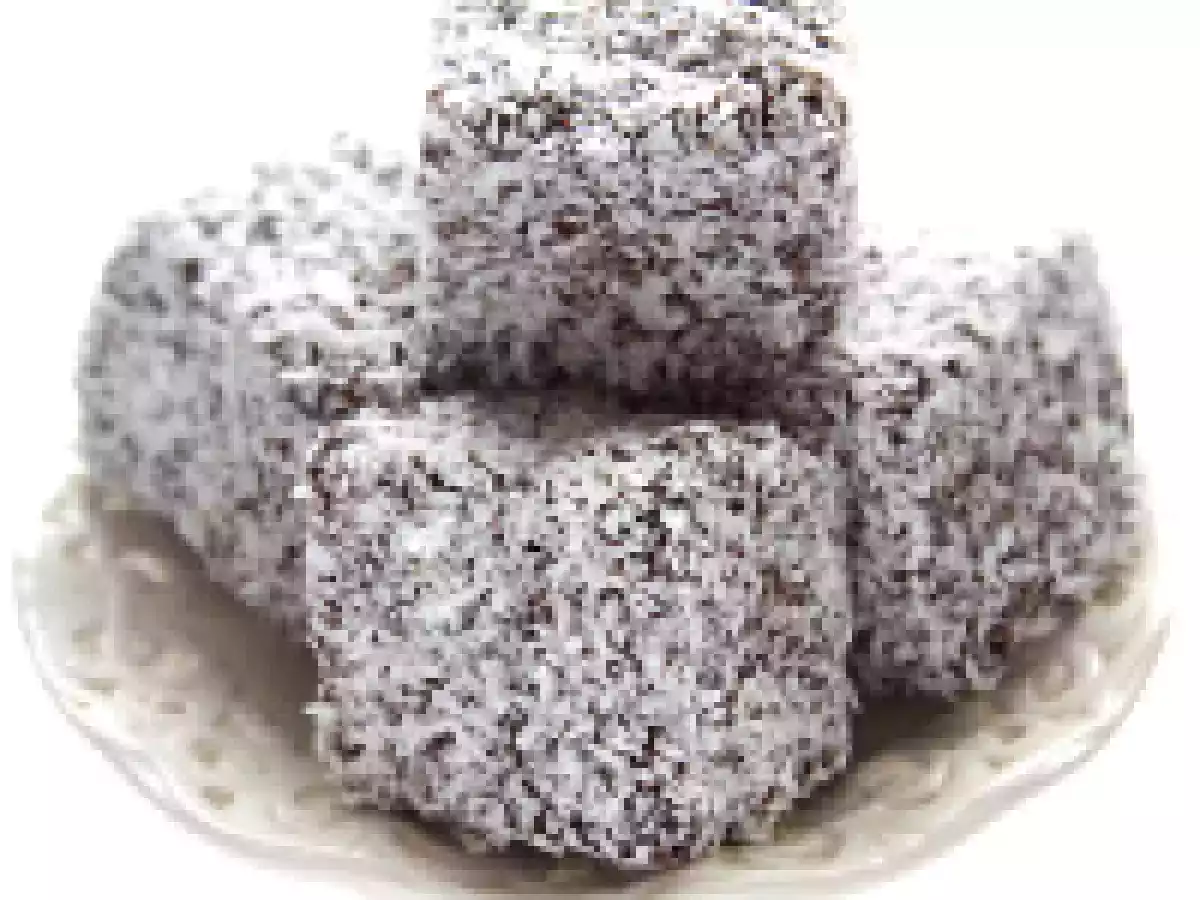 Lamingtons (Prajitura cu glazura de ciocolata si nuca de cocos)