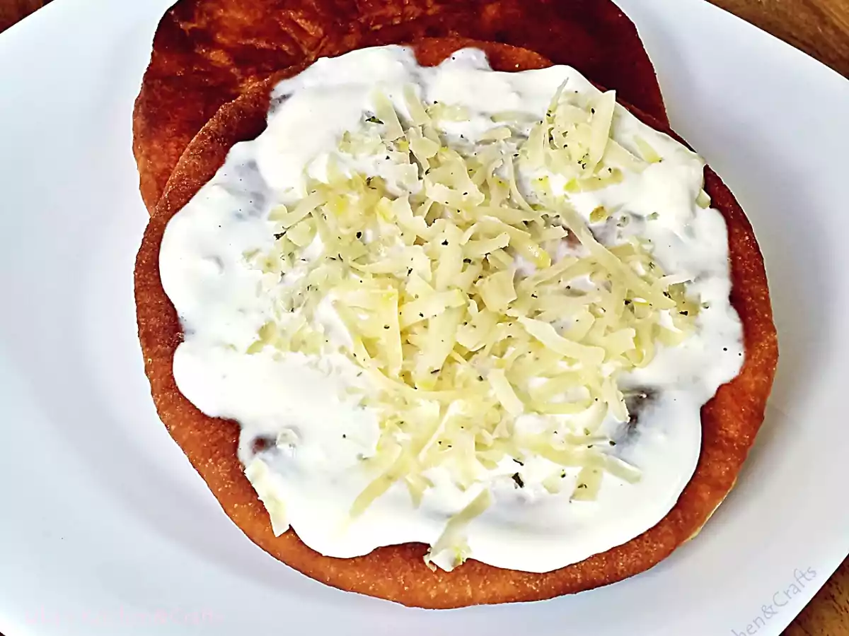 Langos cu sos de smantana cu usturoi si cascaval ras