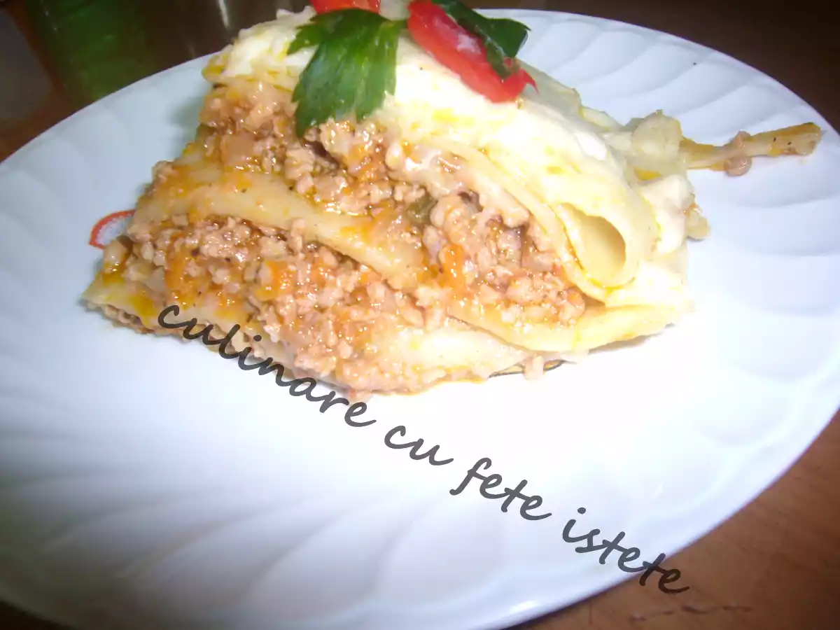 Lasagna cu sos ragu