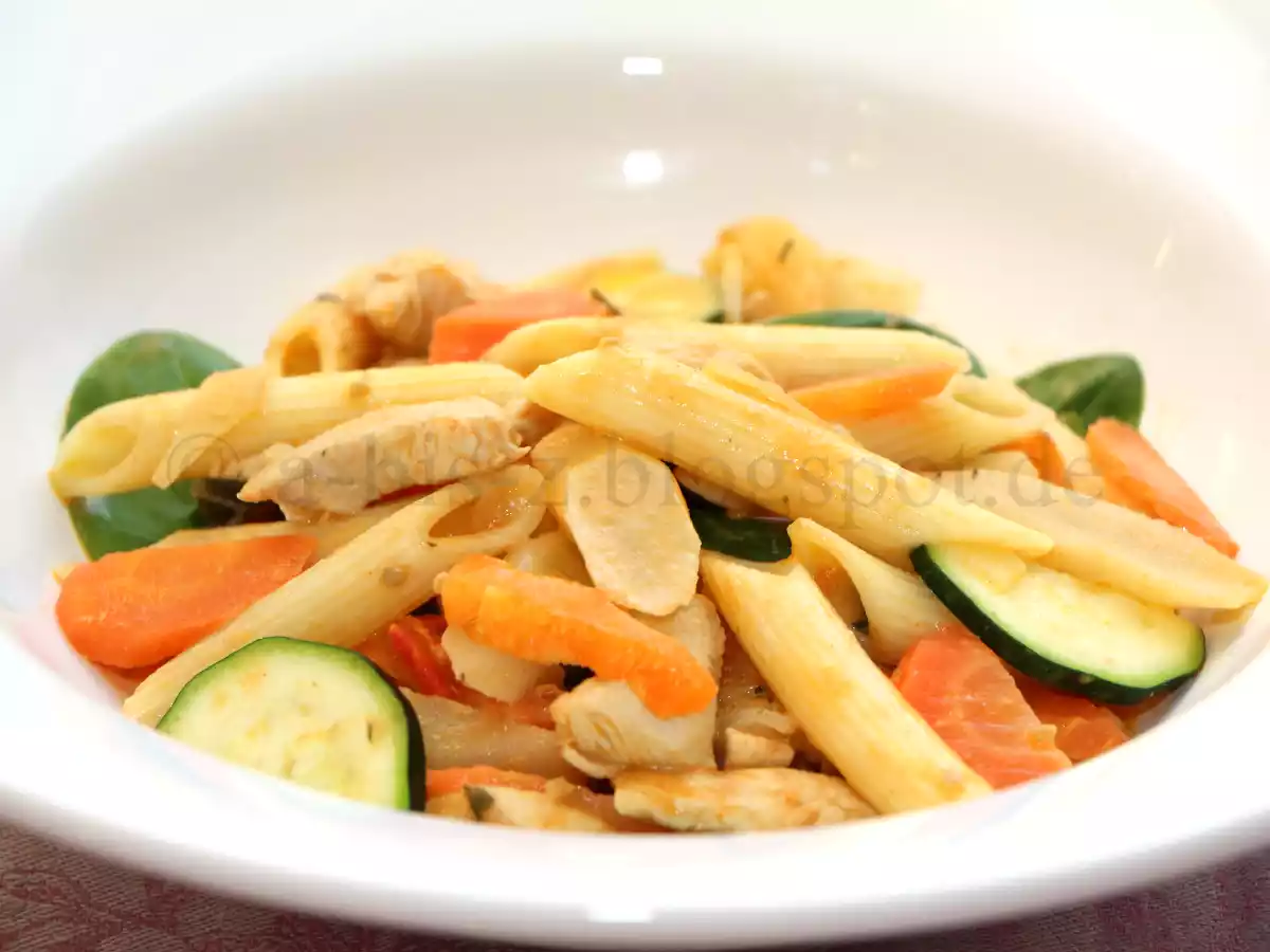 Legume cu piept de pui și paste