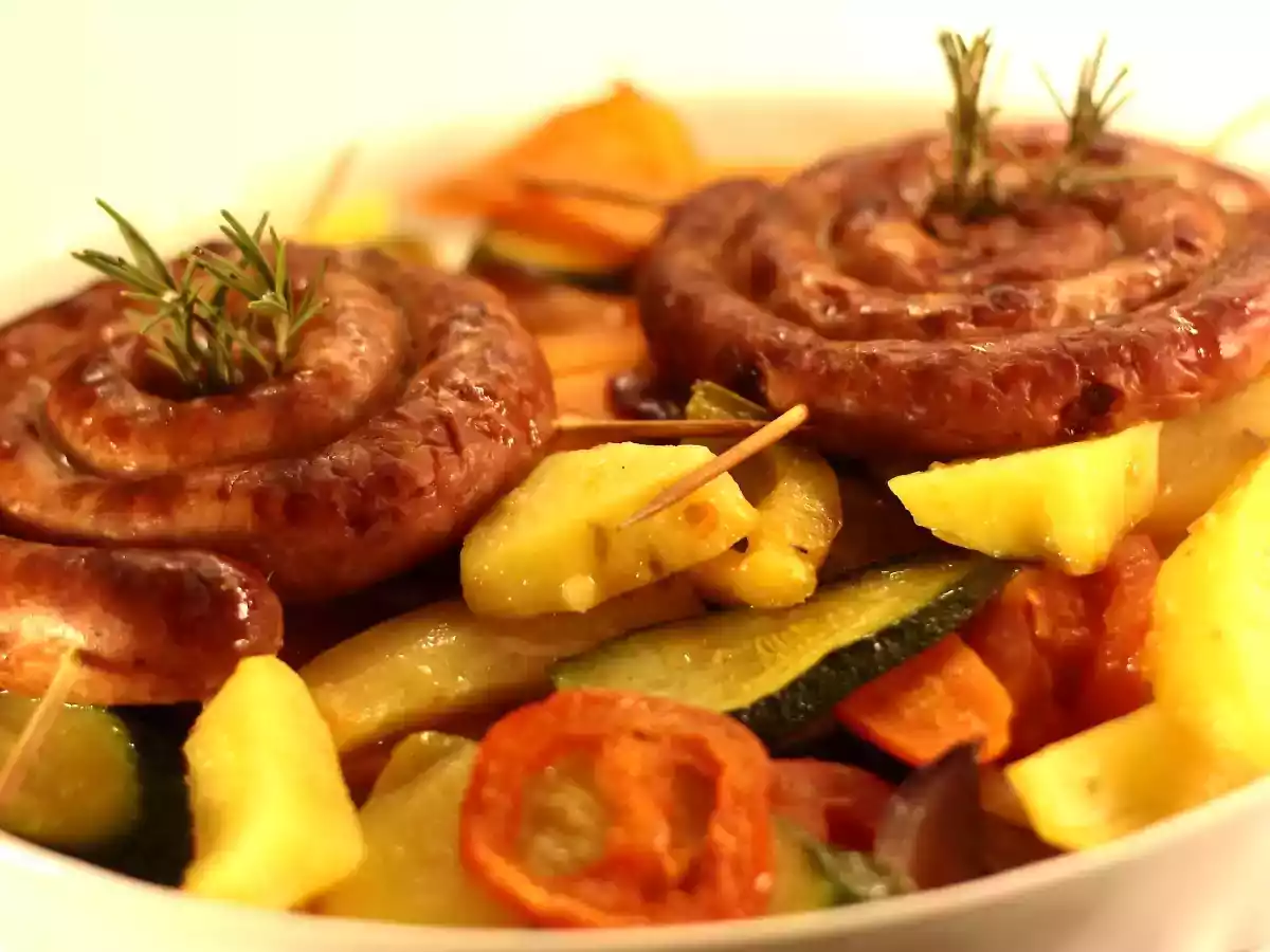 Legume la cuptor cu cârnati