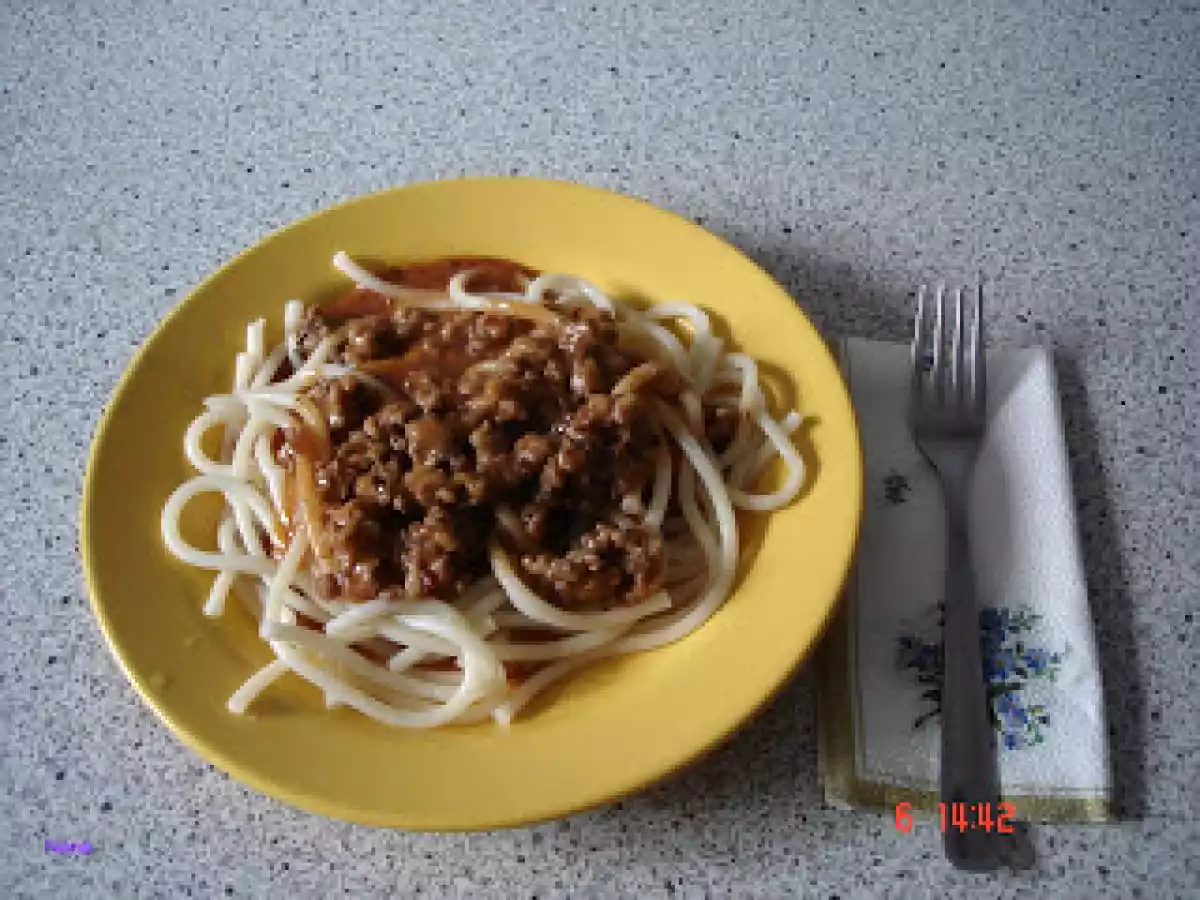 MACAROANE CU CARNE SI SOS DE ROSII